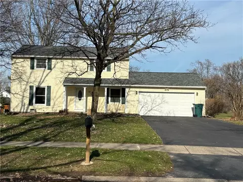 10 Rolling Meadow Dr N, Parma, NY 14468