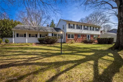84 Farm Brook Dr, Rochester, NY 14625