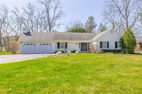 2 Greylock Rdg, Pittsford, NY 14534