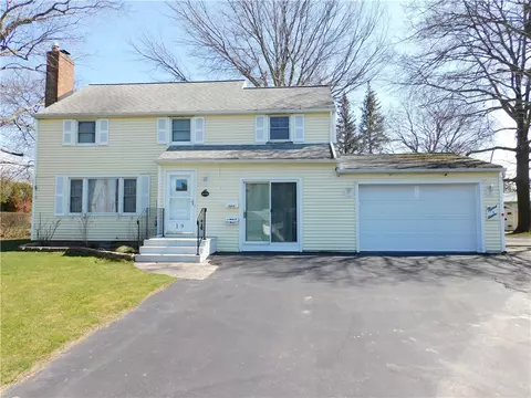 19 Moxon Dr, Greece, NY 14612