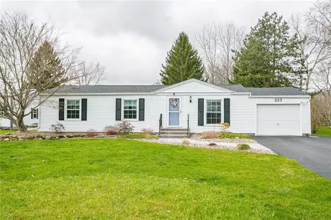 227 Lighthouse Rd, Parma, NY 14468