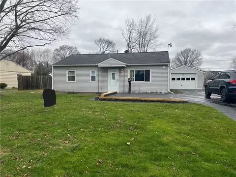 9 Fairchild Rd, Gates, NY 14606