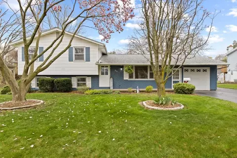 25 Harmony Dr, Greece, NY 14626