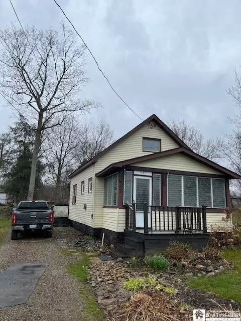581 Mergenhagen Rd, Evans, NY 14006