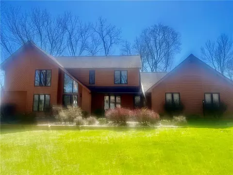 1 Robin Dr, Rochester, NY 14618