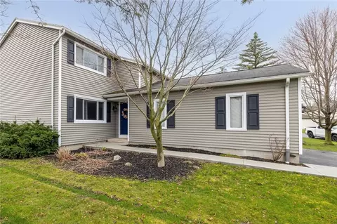 5 Live Oak Ct, Penfield, NY 14526