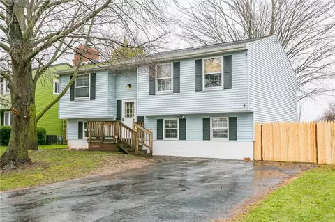 5 Fox Hollow Dr, Hamlin, NY 14464