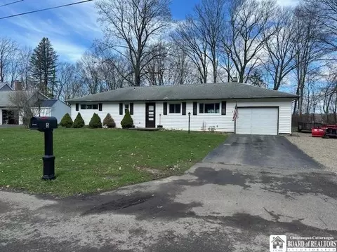 5 Crestwood Dr, Persia, NY 14070