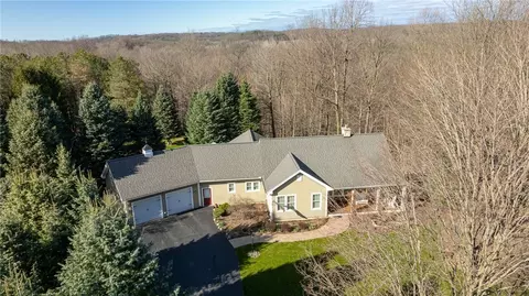 600 Saurer Farms Dr, Victor, NY 14564