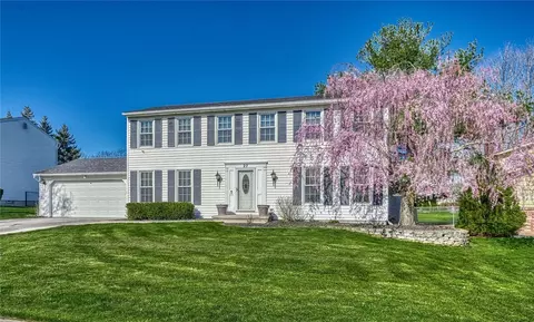 27 Pearson Ln, Greece, NY 14612
