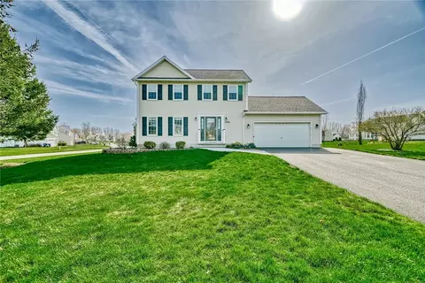 1086 Fawn Wood Dr, Webster, NY 14580