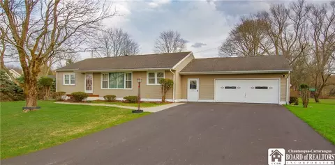 25 Berkley St, Ellicott, NY 14701
