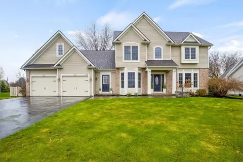 215 Gallant Fox Ln, Webster, NY 14580