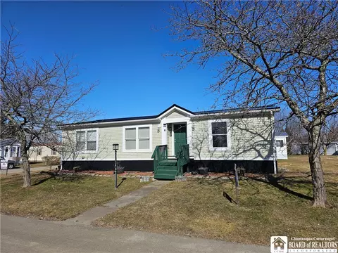55 W Canyon Dr, Hamburg, NY 14075