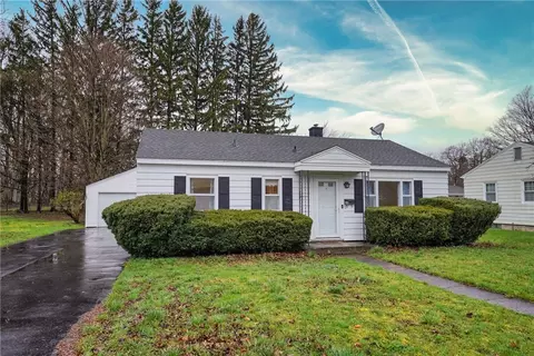 68 Gilbert St, Le Roy, NY 14482