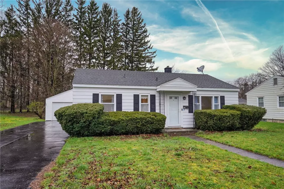 68 Gilbert St, Le Roy, NY 14482 32 Photos Movoto