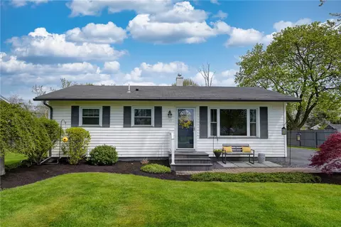 15 Rodney Dr, Honeoye Falls, NY 14472