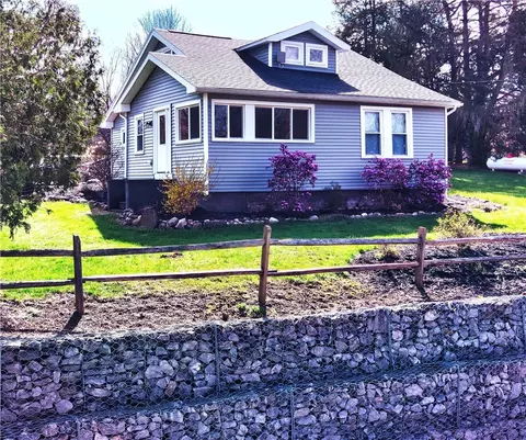 2456 Shilling Rd, Palmyra, NY 14522
