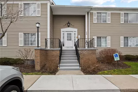 28 Colonial Pkwy #A, Pittsford, NY 14534