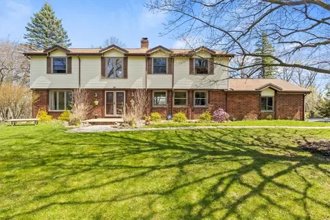 24 Framingham Ln, Pittsford, NY 14534