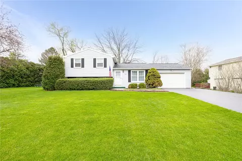1752 Birchwood Dr, Farmington, NY 14425