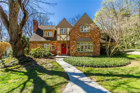 10 Stonegate Ln, Pittsford, NY 14534