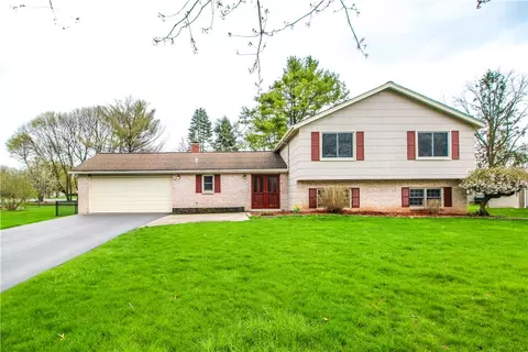 62 Phaeton Dr, Penfield, NY 14526