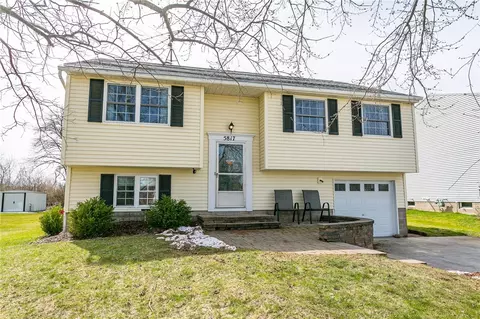 5817 Clover Meadow Ln, Farmington, NY 14425