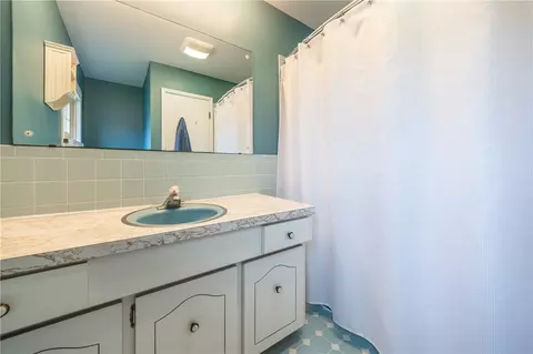 Bath - 170 Hillhurst Ln, Irondequoit, NY 14617 photo 3 of 3