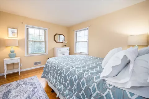 Bedroom - 170 Hillhurst Ln, Irondequoit, NY 14617 photo 4 of 6