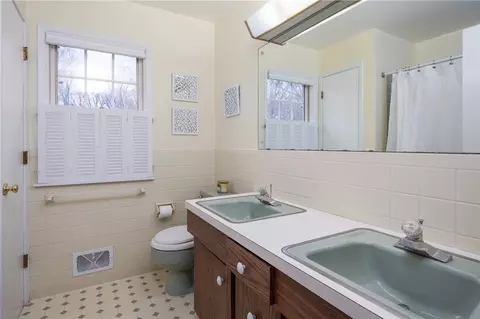 Bath - 170 Hillhurst Ln, Irondequoit, NY 14617 photo 2 of 3