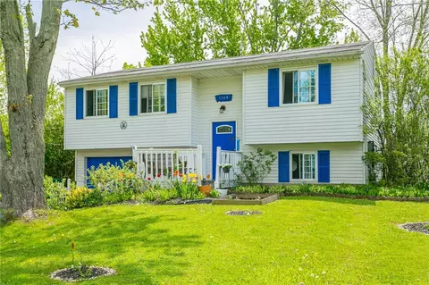 1149 Meadowbrook Ln, Farmington, NY 14425