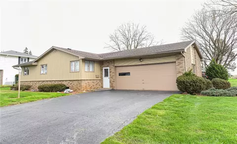 7 Eagle Rock Dr E, Irondequoit, NY 14609