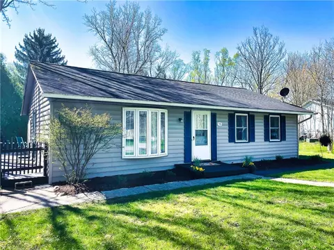 15 Brookview Dr, Macedon, NY 14502