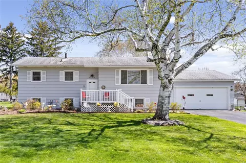 8 W Canon Dr, Chili, NY 14624