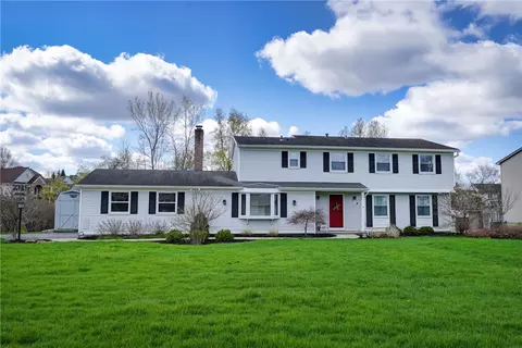 31 Golf Stream Dr, Perinton, NY 14526