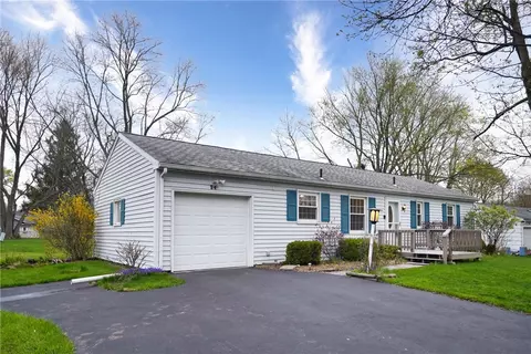 94 Tomahawk Trl, Henrietta, NY 14467