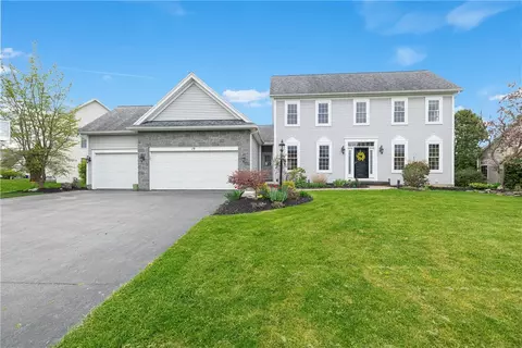 19 Coach Side Ln, Pittsford, NY 14534