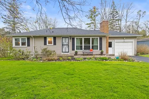 6 Creek Hill Ln, Rochester, NY 14625