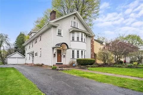 39 Antlers Dr, Rochester, NY 14618