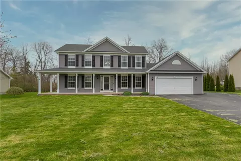16 Blue Mountain Dr, Parma, NY 14468