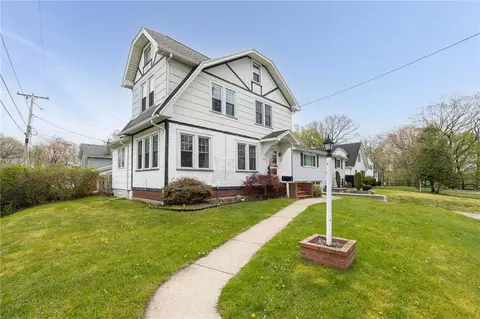 4 Orenda Dr, Irondequoit, NY 14622