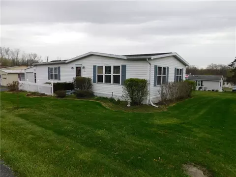 10 Hilltop Dr, Bergen, NY 14416