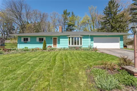 5 Courtenay Cir, Pittsford, NY 14534