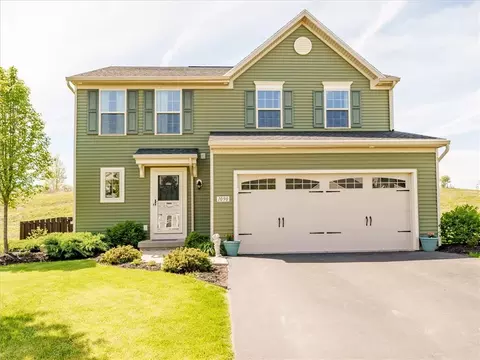 1090 Harlowe Ln, Farmington, NY 14425