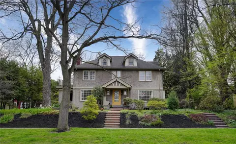 8 Sutherland St, Pittsford, NY 14534