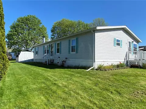 9 Doris Ln, Brockport, NY 14420