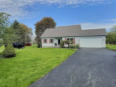 8711 W Bergen Rd, Le Roy, NY 14482