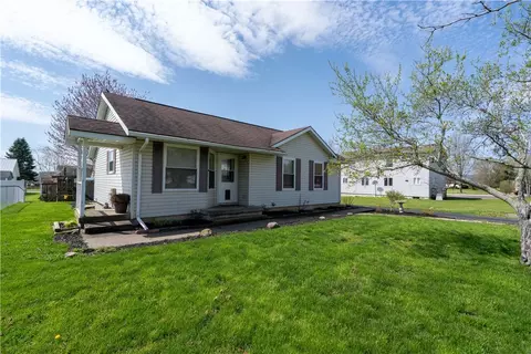 4 Hillside Dr, Wayland, NY 14572