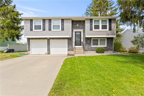 18 Brewerton Dr, Ogden, NY 14624